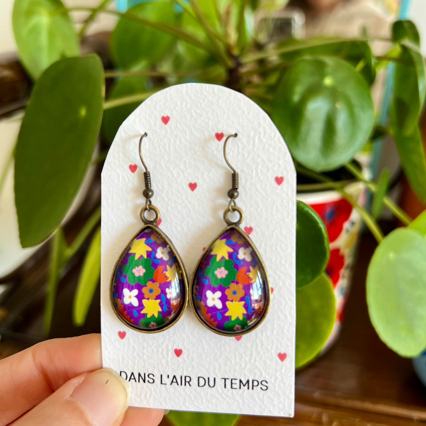 Boucles d'Oreilles Gouttes fleurs multicolores fond violet