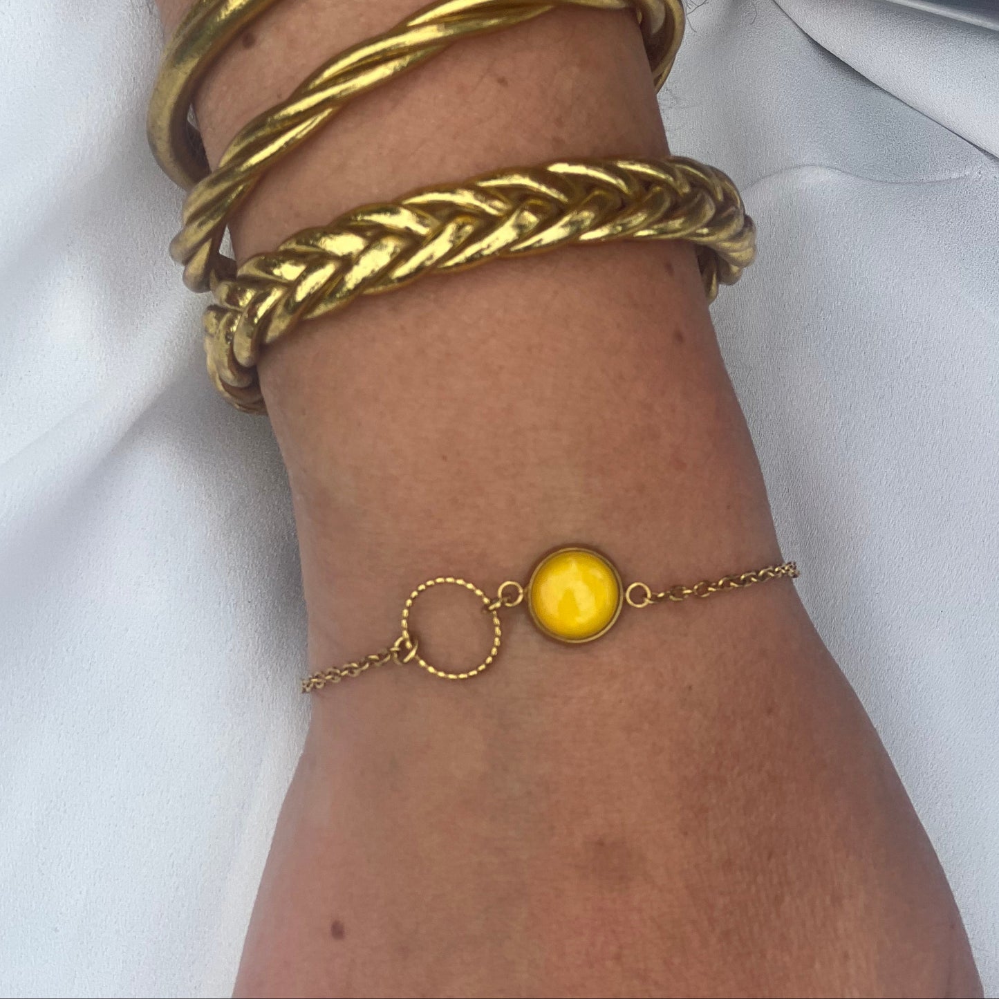 Bracelet fin jaune, anneau ciselé, finition dorée ou argentée