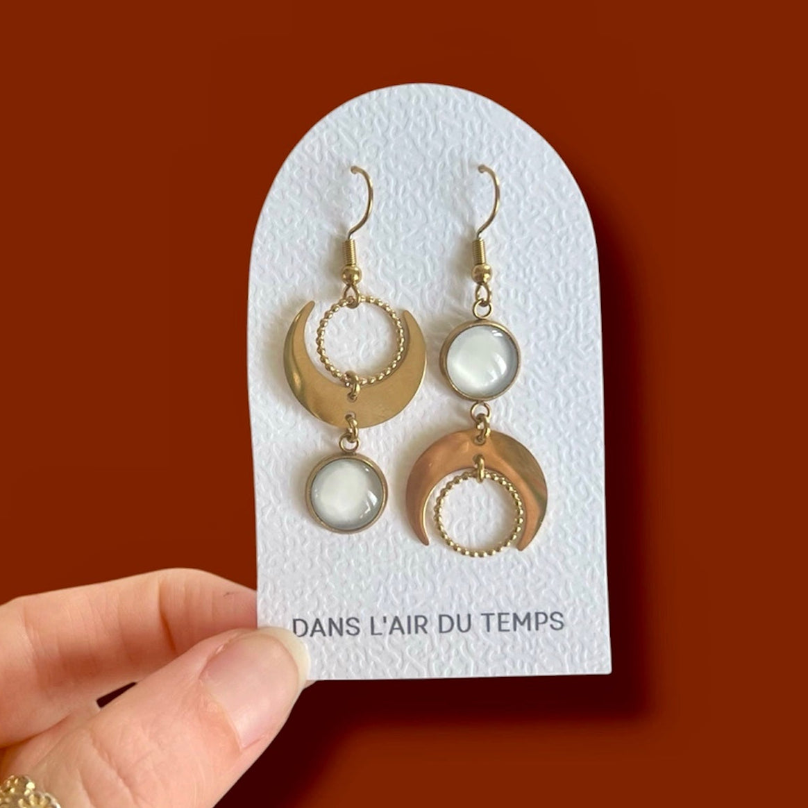 Petites boucles d'oreilles asymétriques lunes beiges
