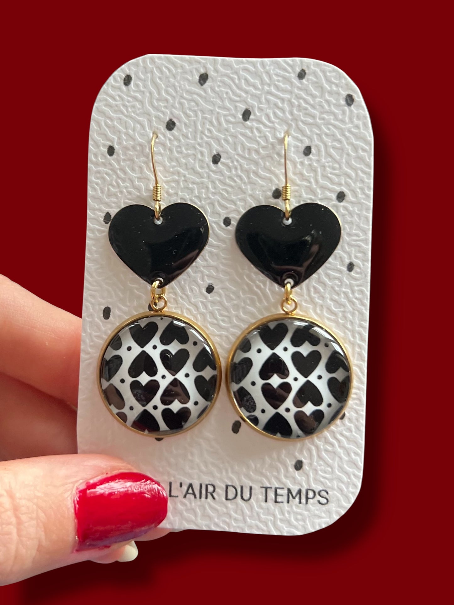 BOUCLES D'OREILLES PENDANTES coeurs noirs et blancs finition dorée ou argentée