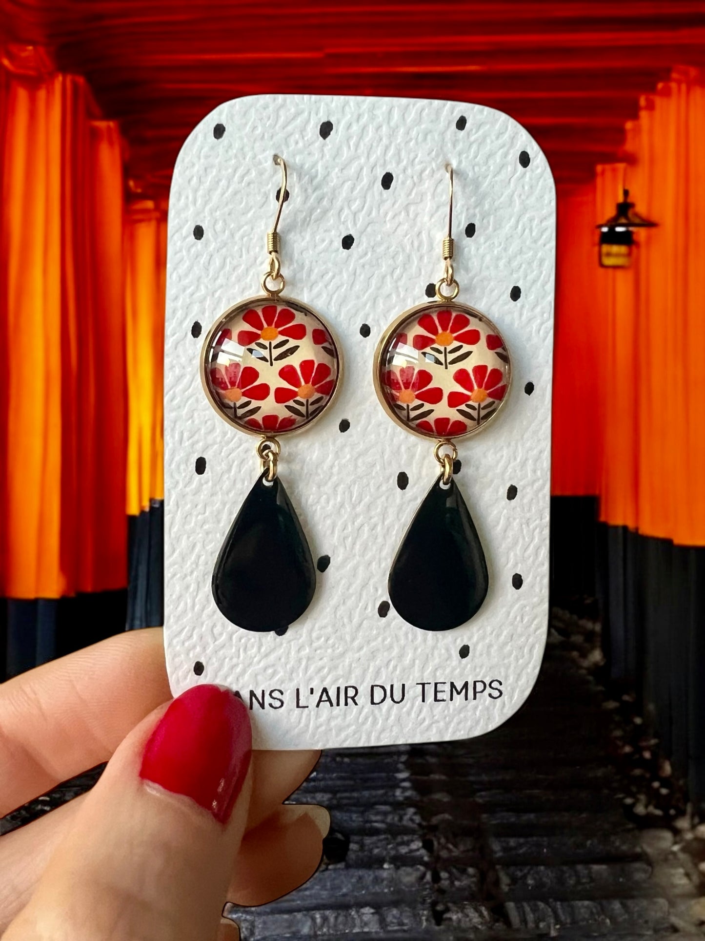 BOUCLES D'OREILLES pendantes fleurs rouges japonaises, émail noir, finition dorée ou argentée