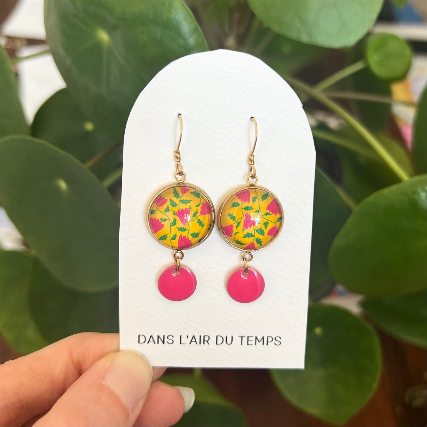 Boucles d'Oreilles Petites Fleurs Roses sur fond Jaune