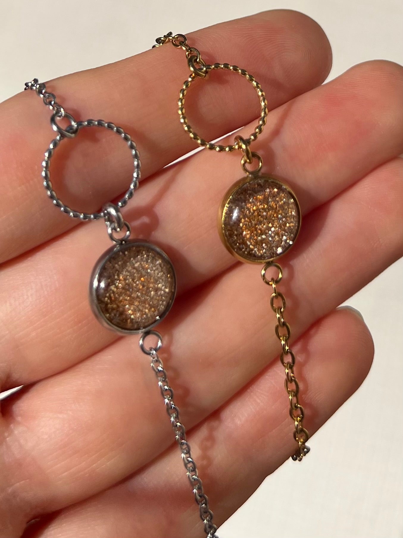 Bracelet fin Paillettes Dorées, anneau ciselé, finition dorée ou argentée
