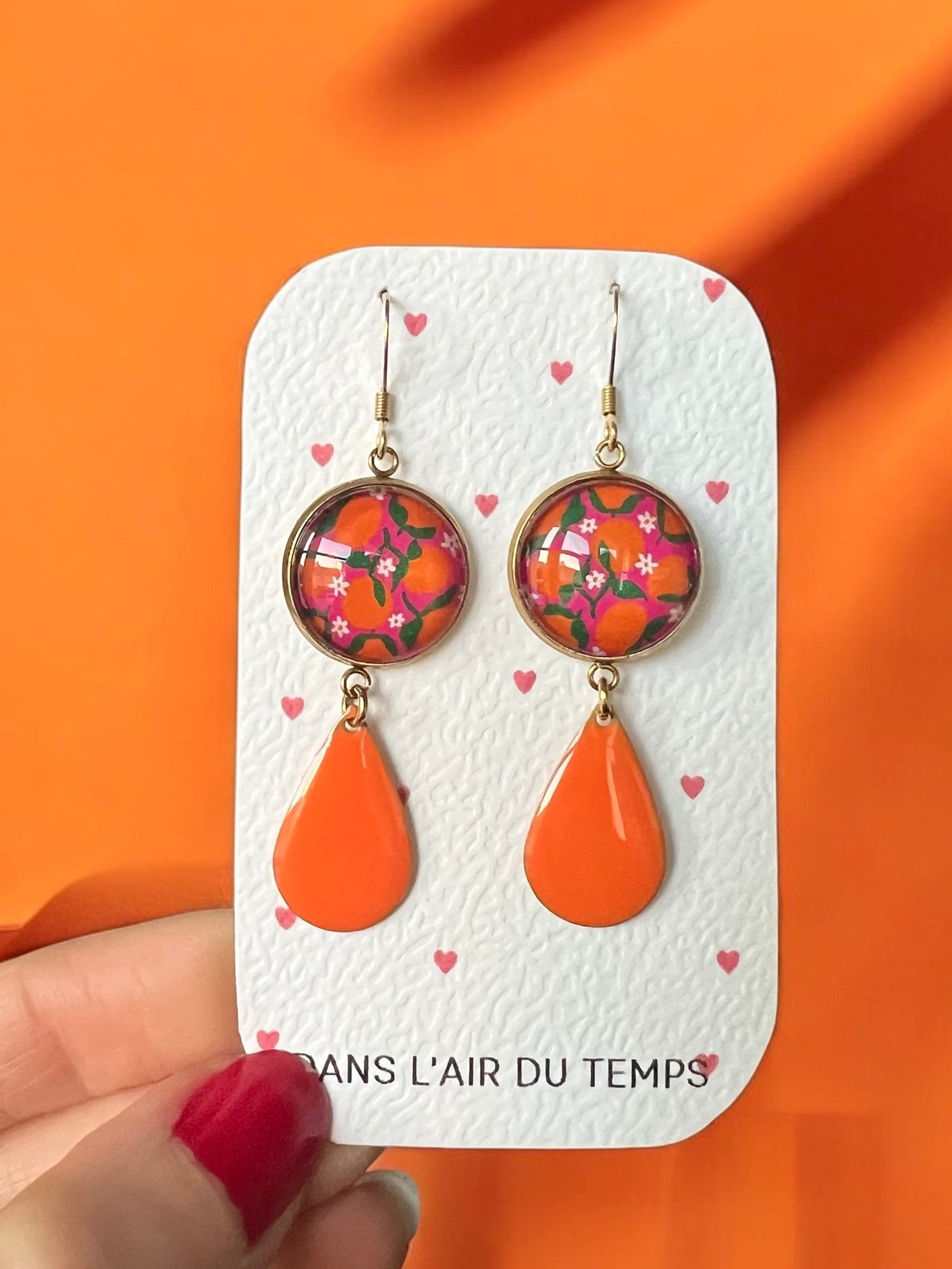 BOUCLES D'OREILLES pendantes oranges sur fond rose, émail orange