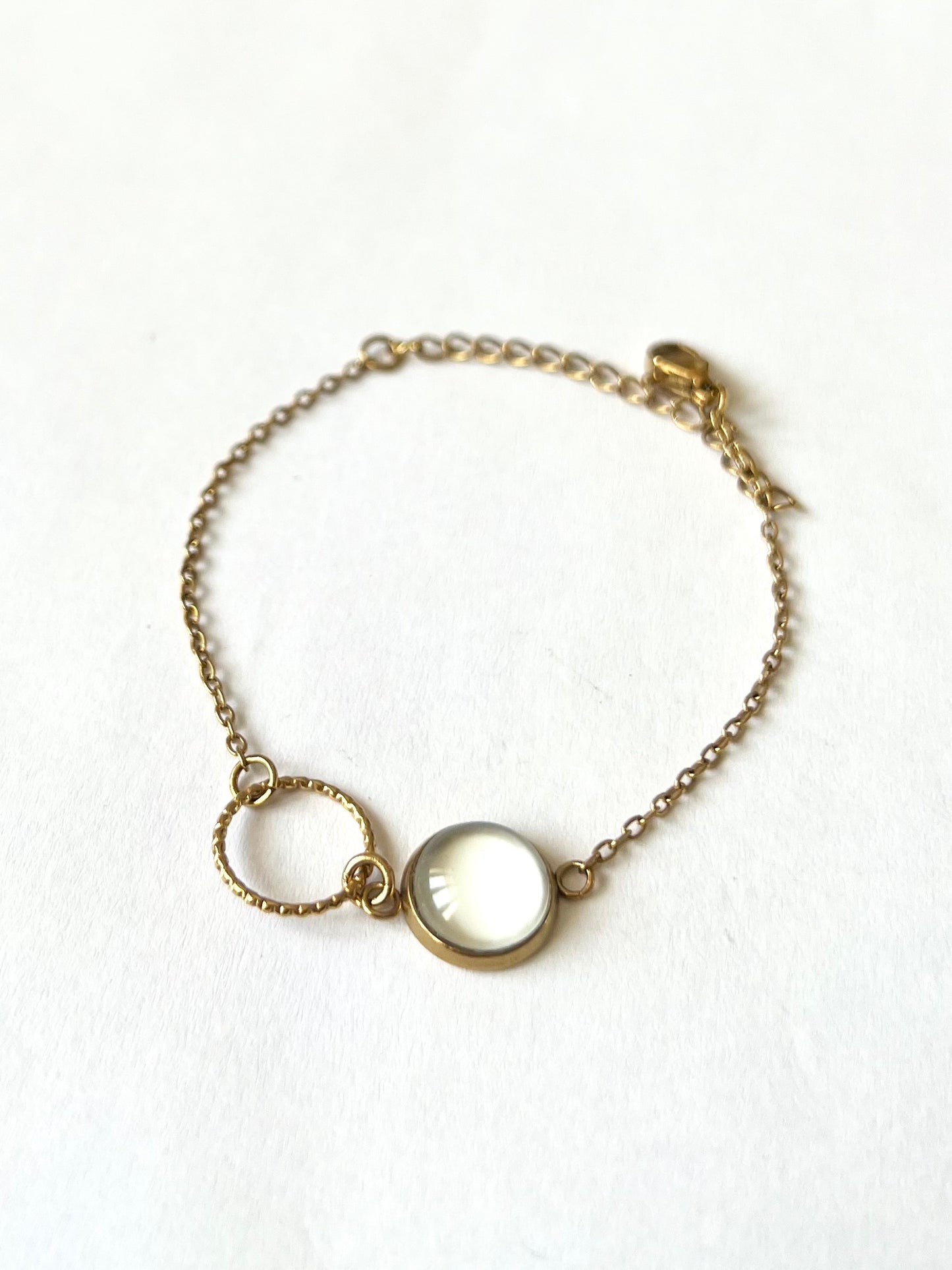 Bracelet fin beige, anneau ciselé, finition dorée ou argentée