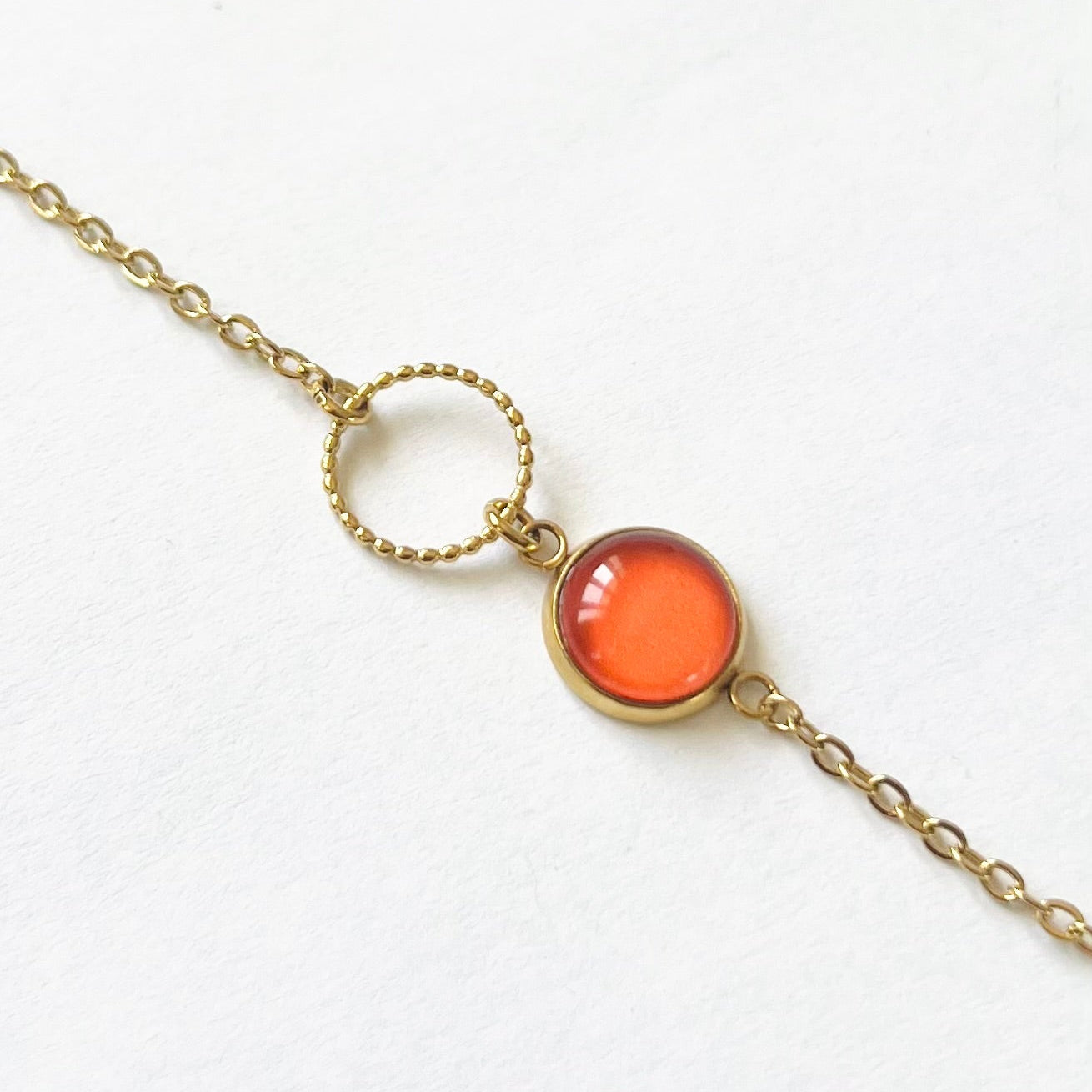 Bracelet fin orange, anneau ciselé, finition dorée ou argentée
