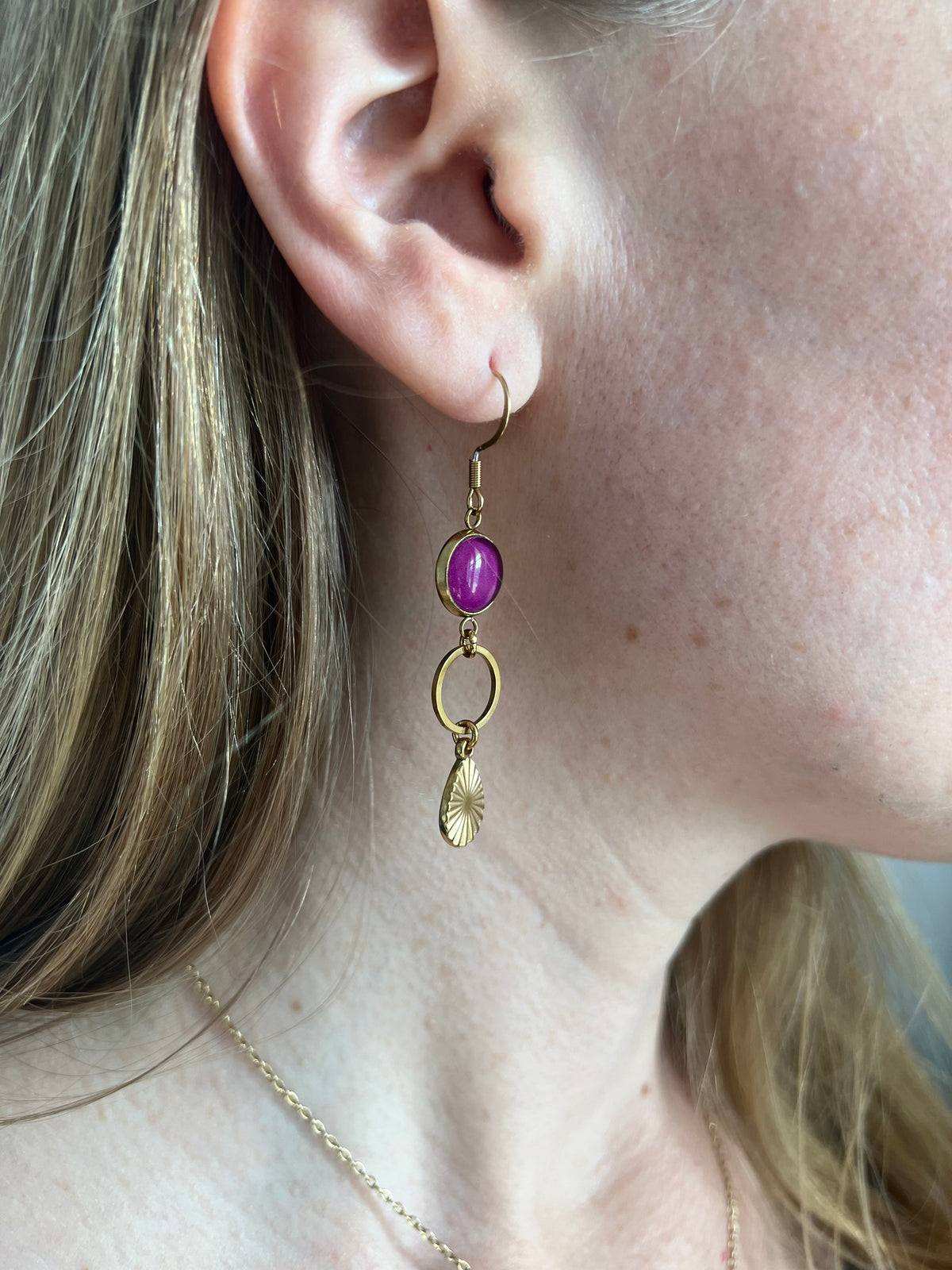 Boucles d'oreilles asymétriques fines prune