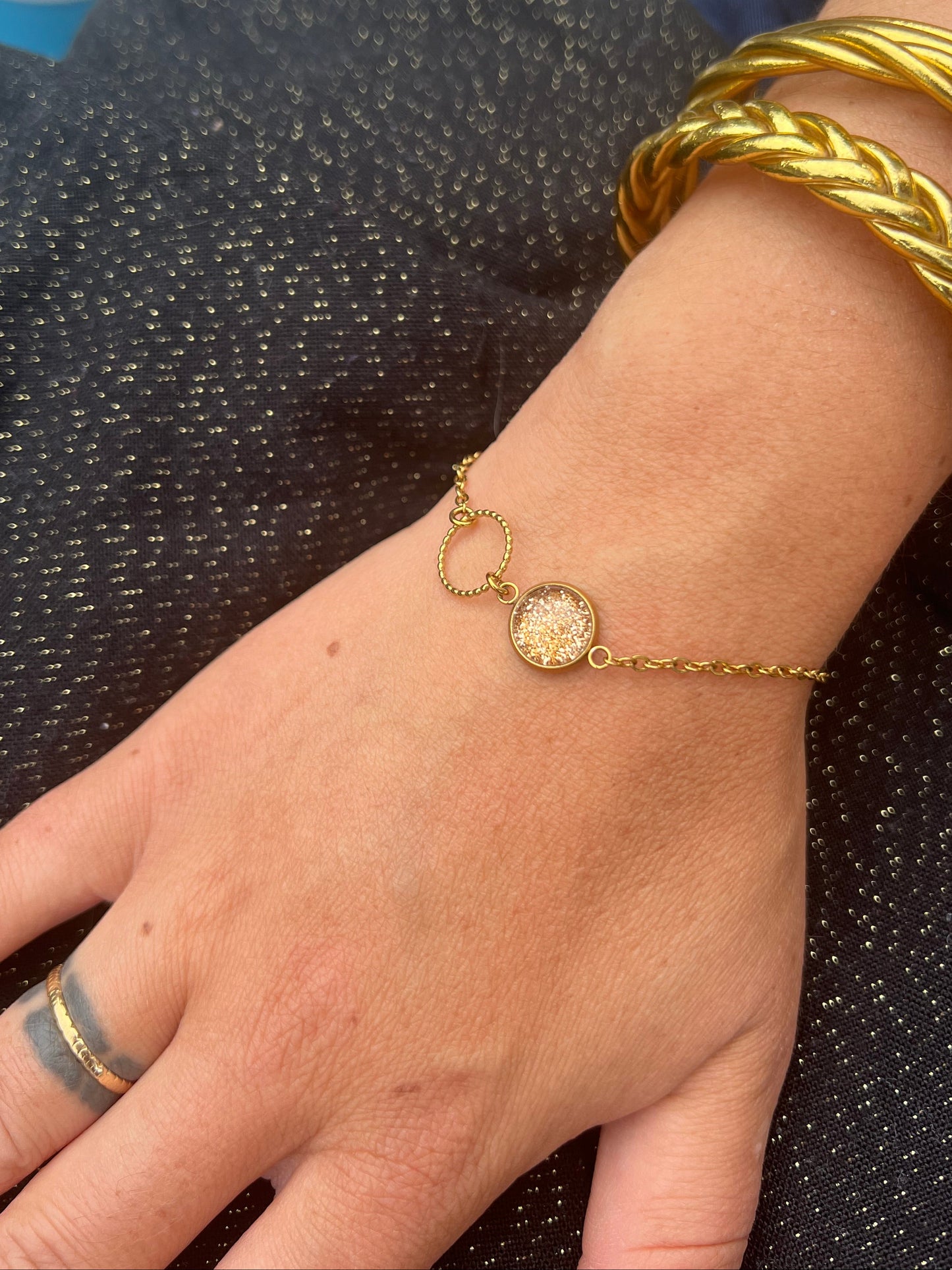Bracelet fin Paillettes Dorées, anneau ciselé, finition dorée ou argentée