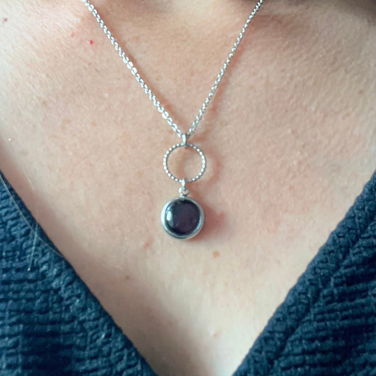 Collier noir chic et intemporel