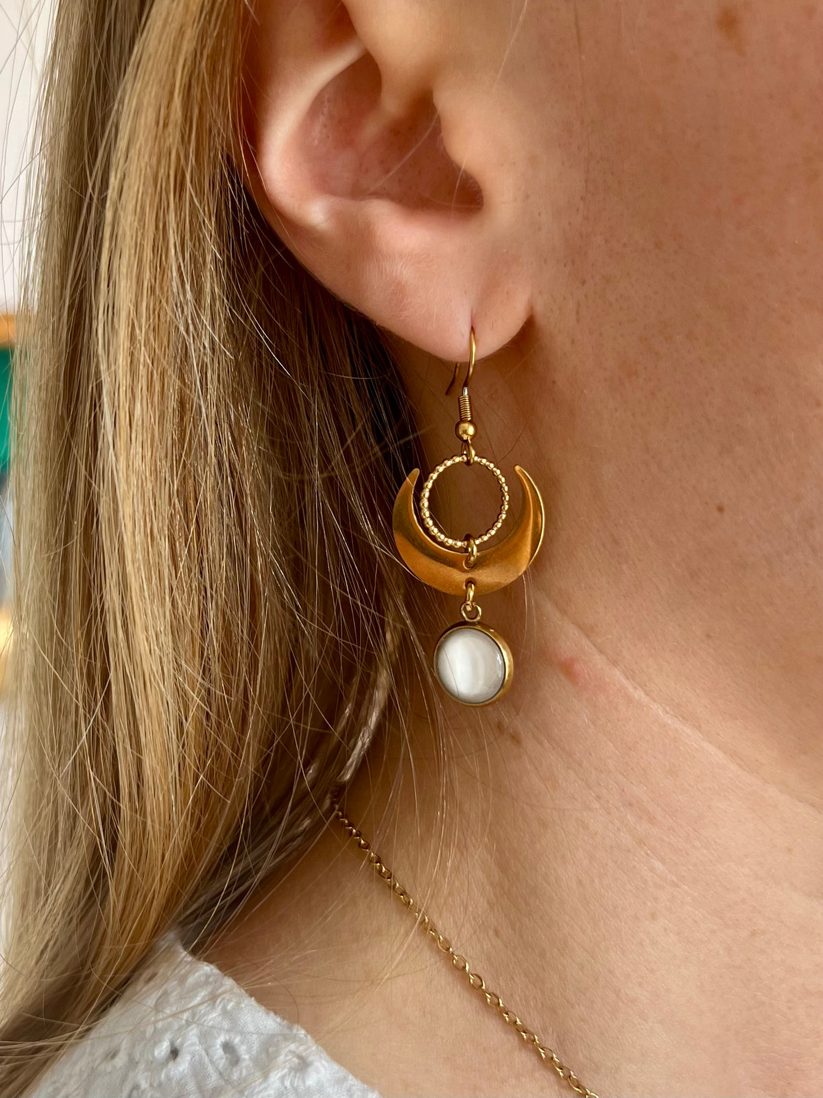 Petites boucles d'oreilles asymétriques lunes beiges