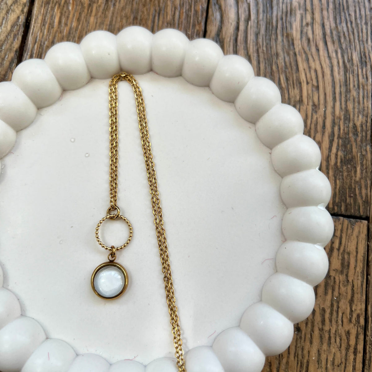 Collier beige simple et intemporel