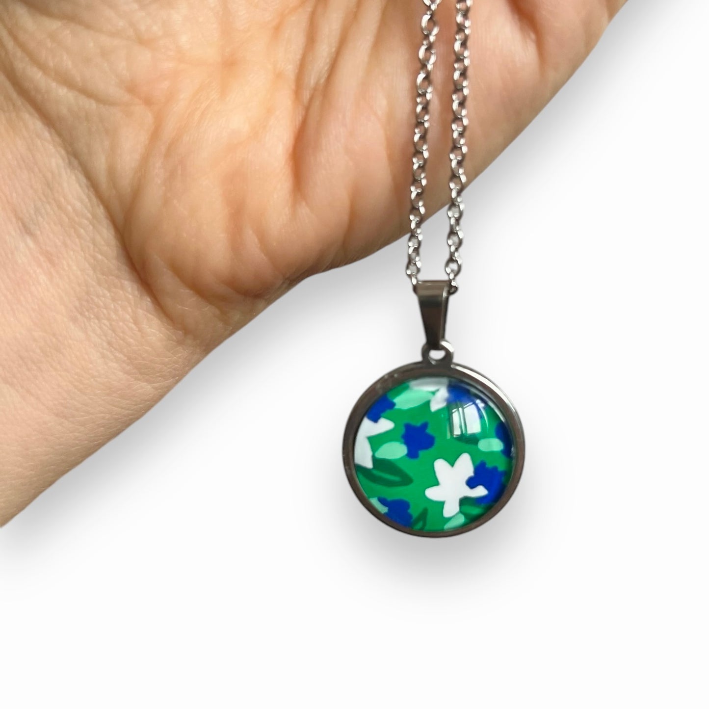 Collier motif floral fleurs vert, bleu et blanc, acier inoxydable doré / argenté