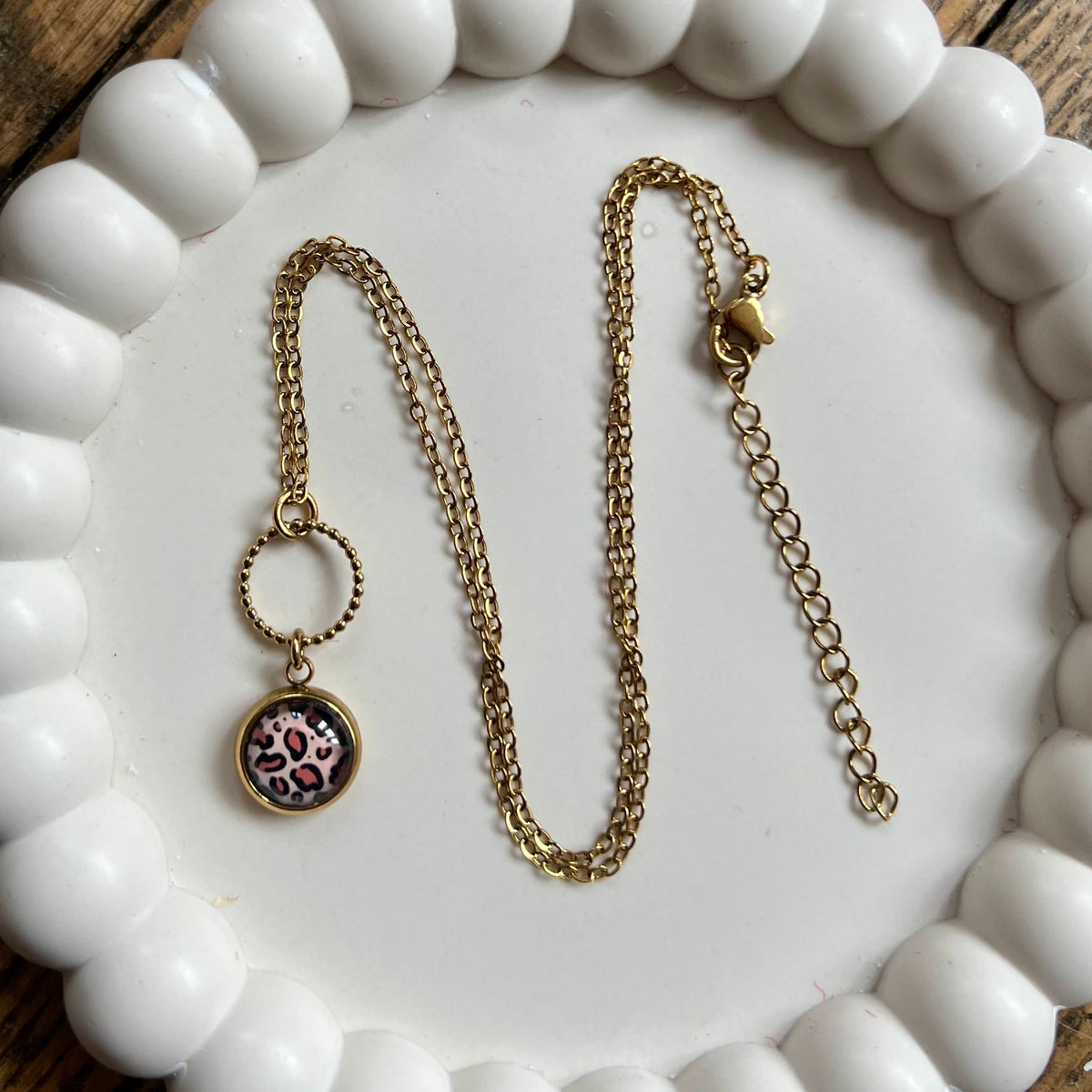 Collier fin motif léopard beige