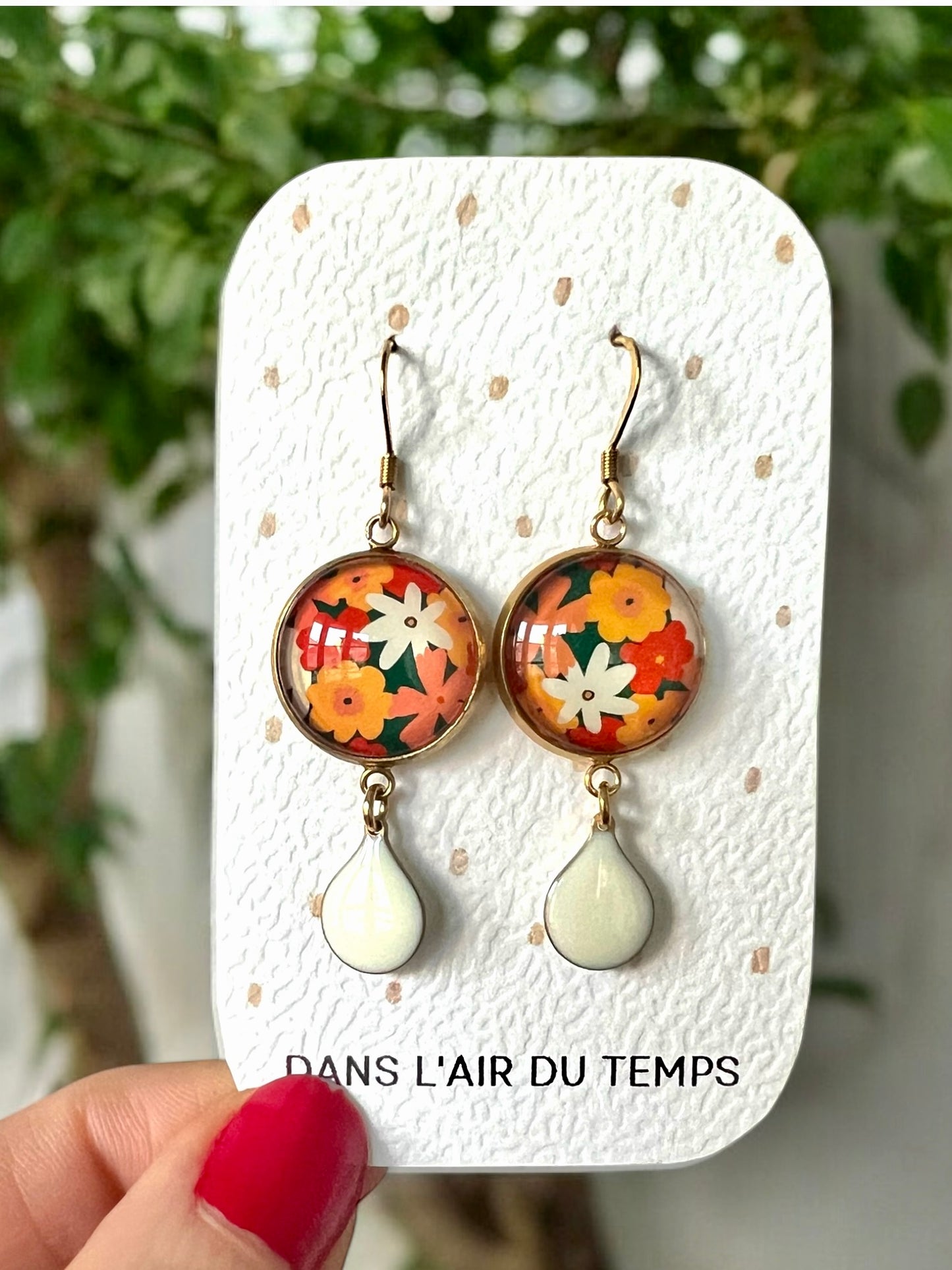 BOUCLES D'OREILLES pendantes fleurs oranges fond vert, émail blanc, finition dorée ou argentée