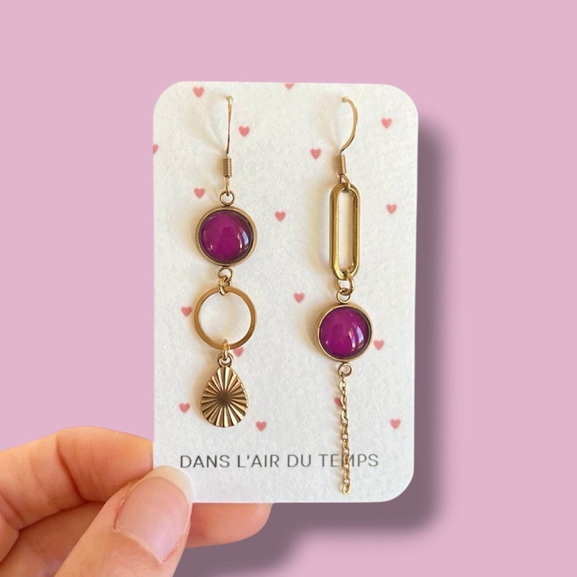 Boucles d'oreilles asymétriques fines prune