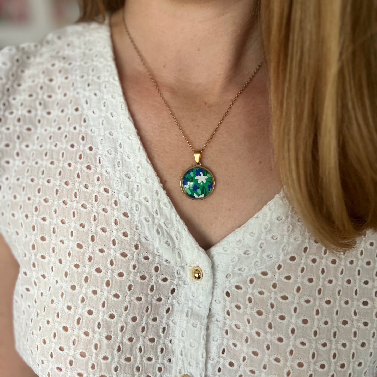 Collier motif floral fleurs vert, bleu et blanc, acier inoxydable doré / argenté