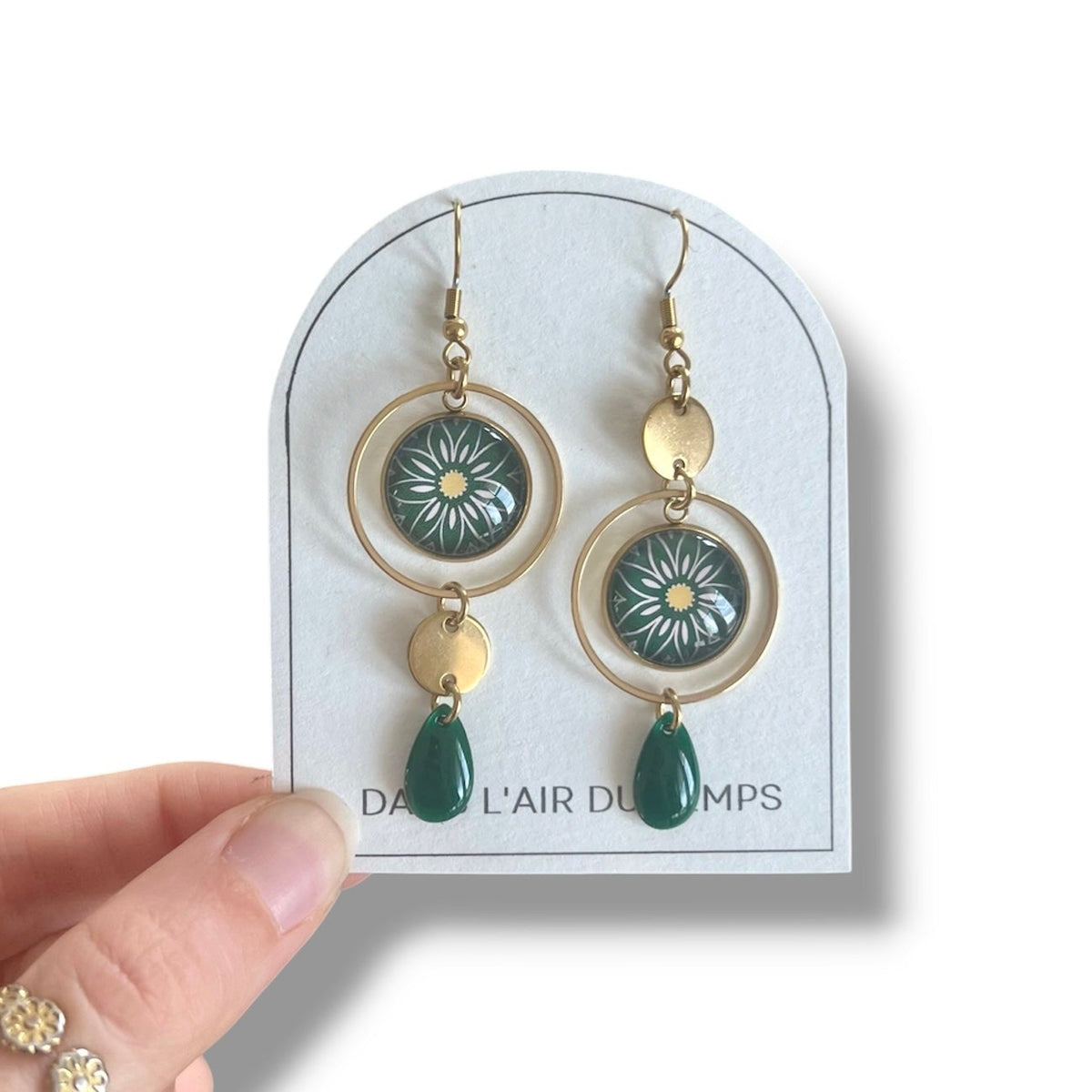 Boucles d'oreilles asymétriques marguerite verte