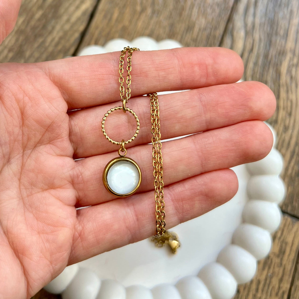 Collier beige simple et intemporel