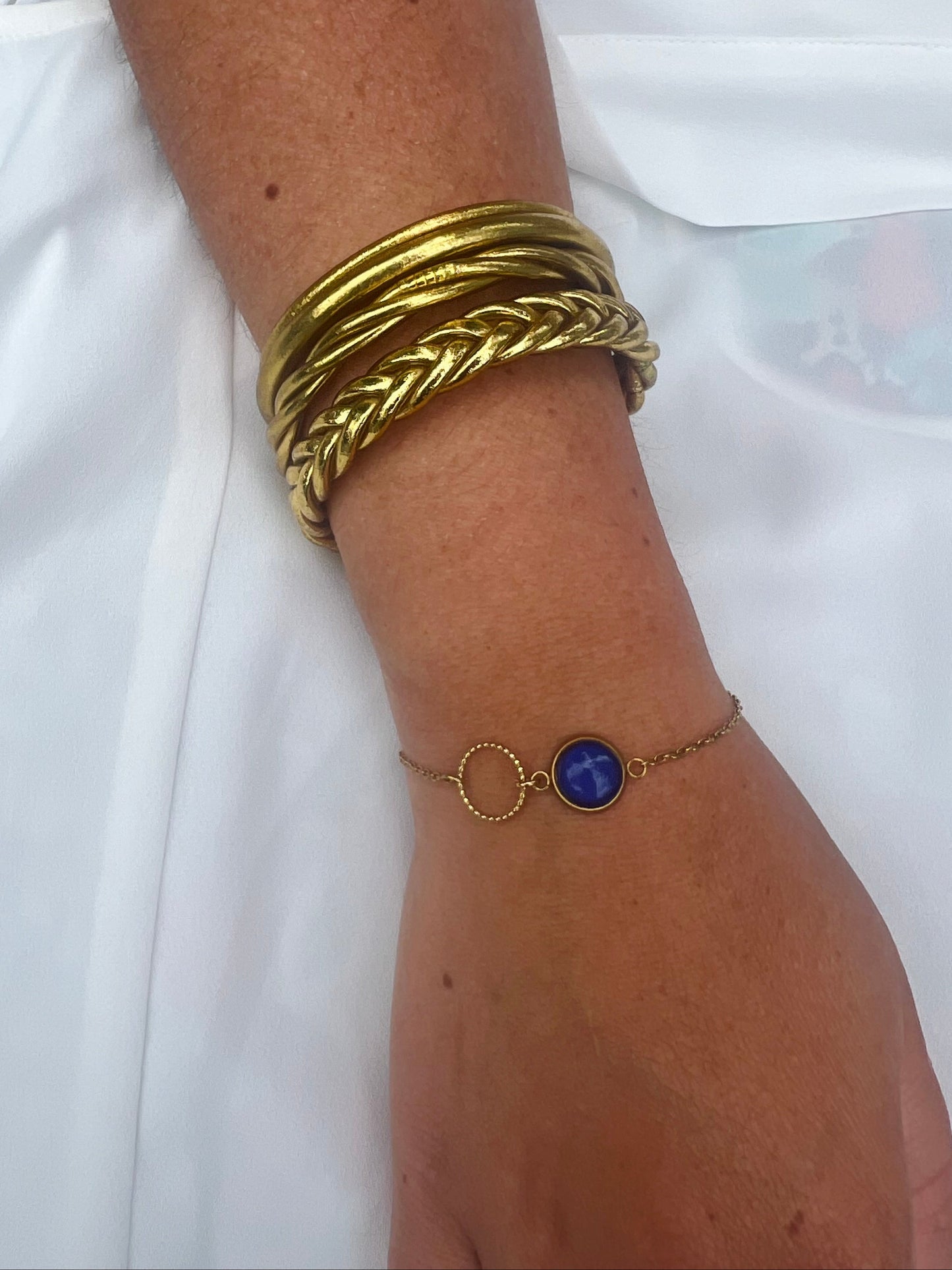 Bracelet fin bleu, anneau ciselé, finition dorée ou argentée