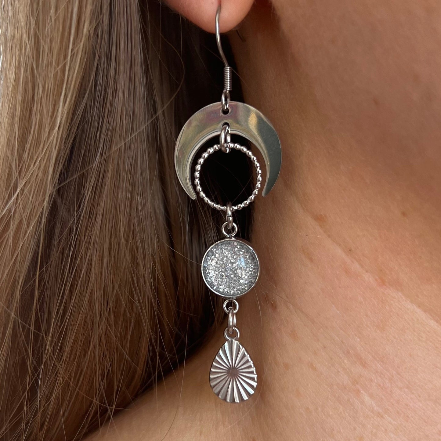 Boucles d'oreilles asymétriques lunes paillettes argentées