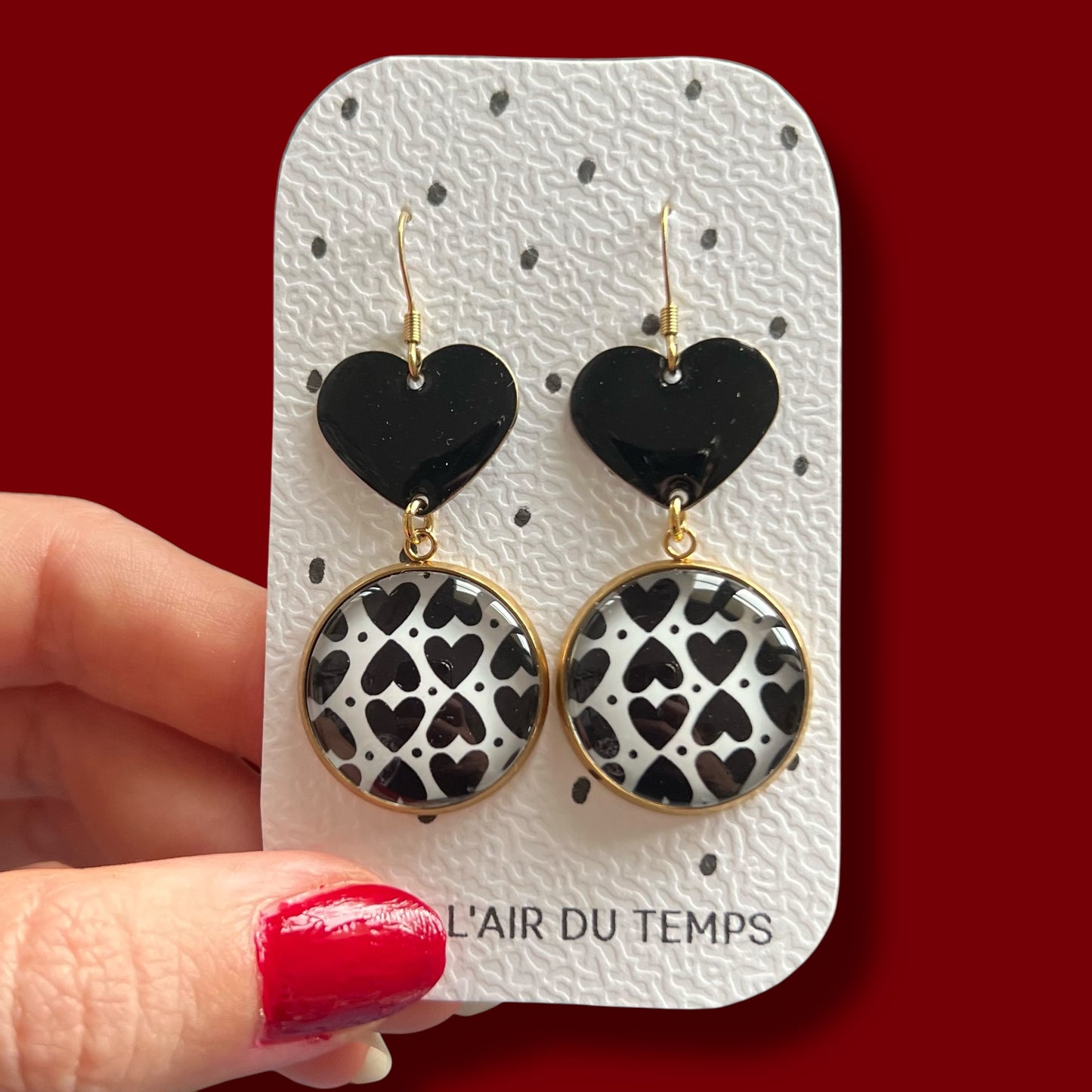BOUCLES D'OREILLES PENDANTES coeurs noirs et blancs finition dorée ou argentée