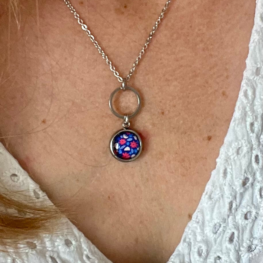 Collier bucolique fleurs rouges est bleues