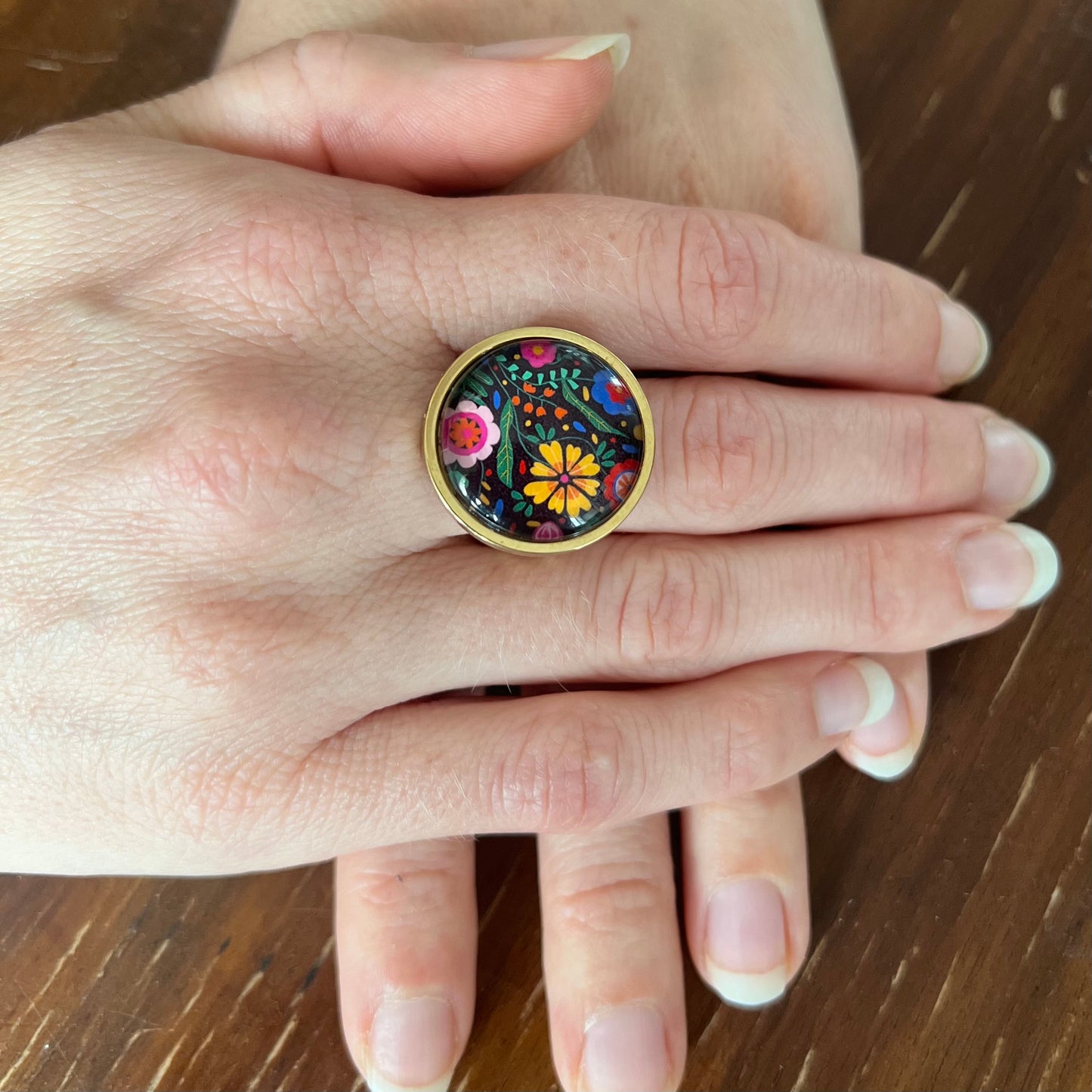 Bague motif floral coloré sur fond noir finition dorée ou argentée