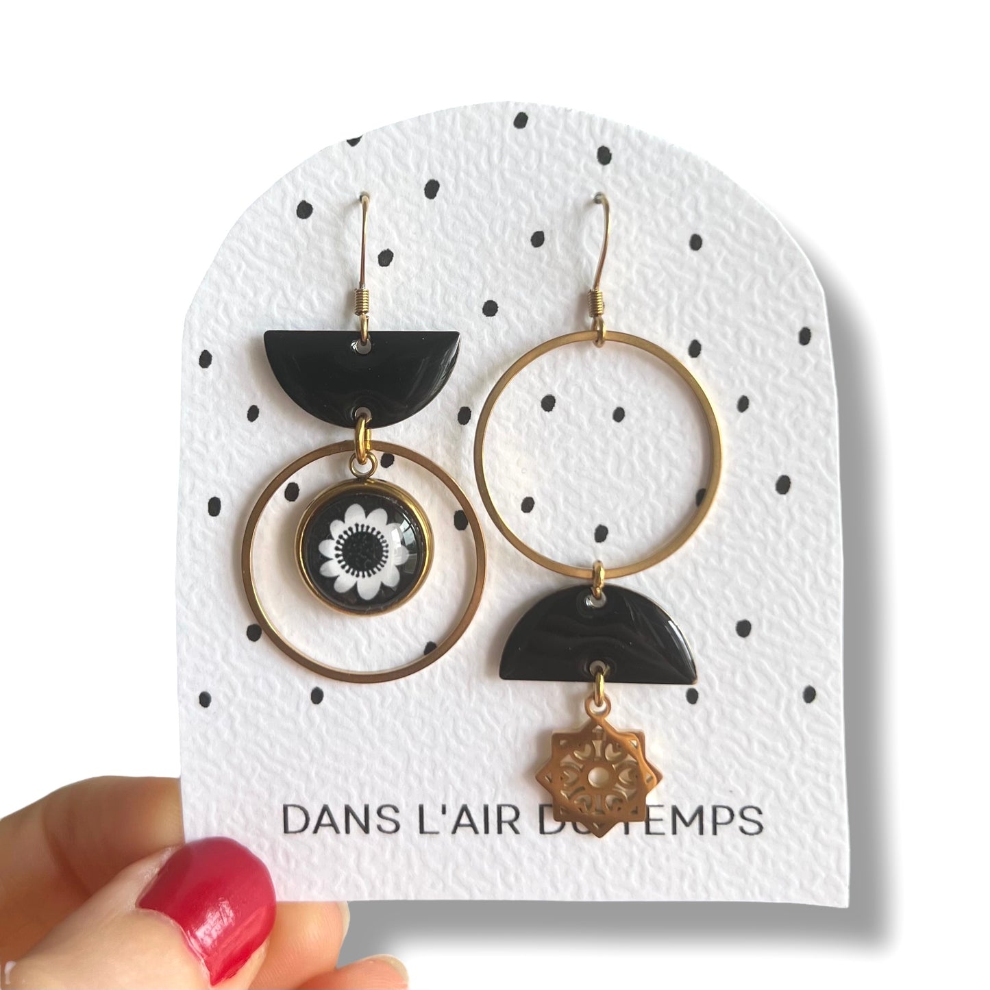 Boucles d'oreilles asymétriques fleur noire et blanche finition dorée