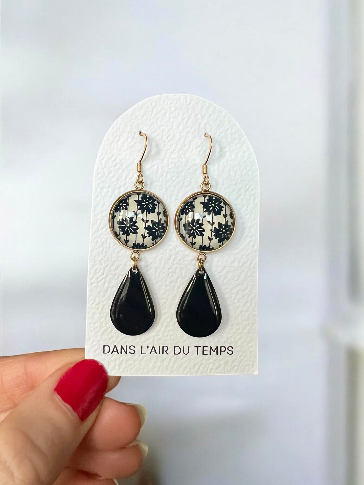 Black and white Flowers Earrings, Golden or Silver Finish