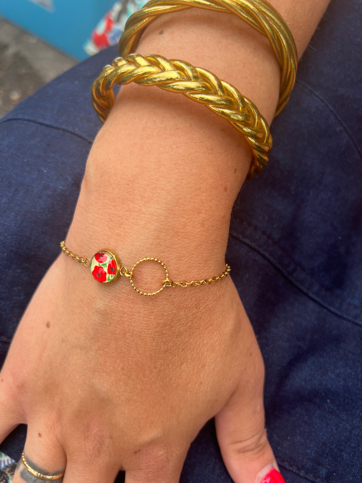 Bracelet fin coquelicots, anneau ciselé, finition dorée ou argentée