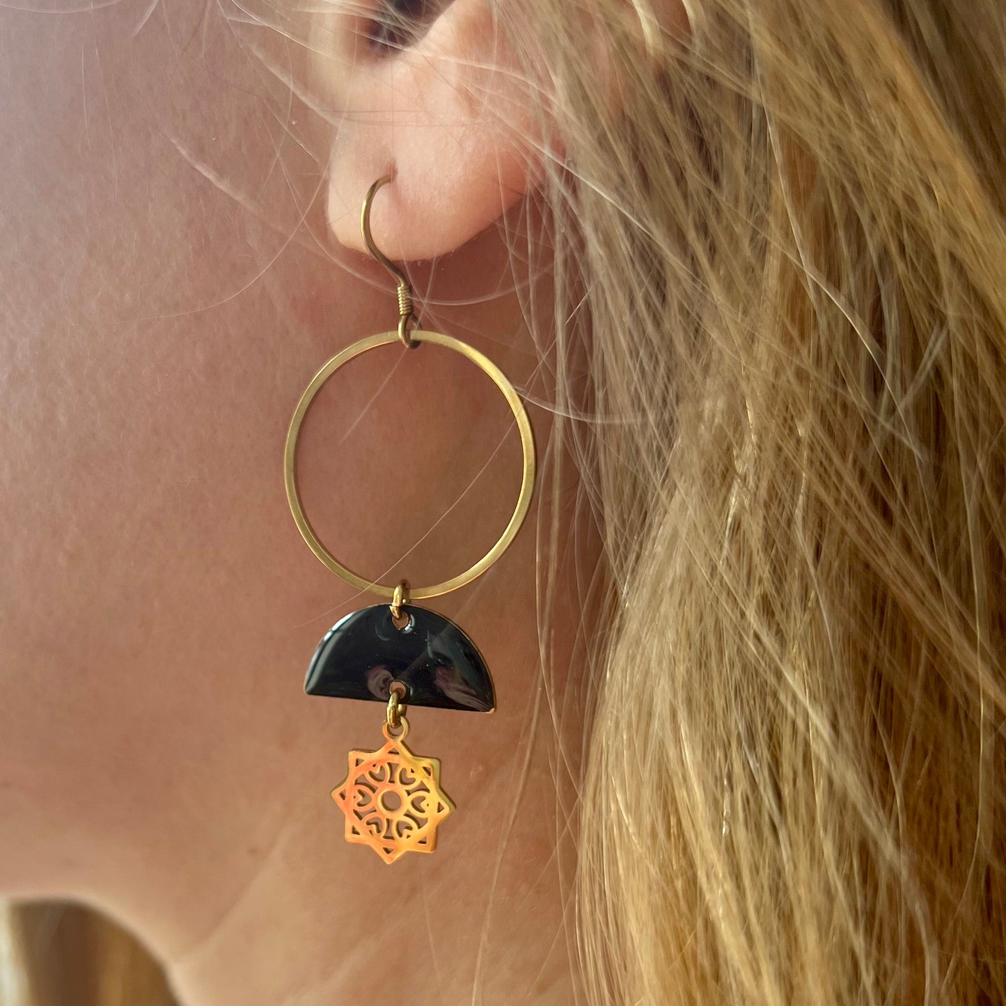 Boucles d'oreilles asymétriques fleur noire et blanche finition dorée