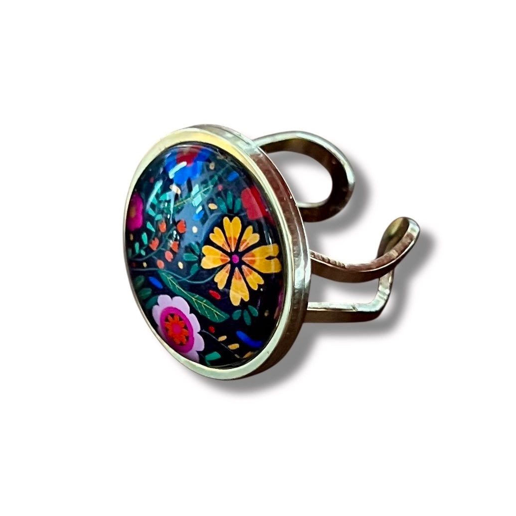 Bague motif floral coloré sur fond noir finition dorée ou argentée