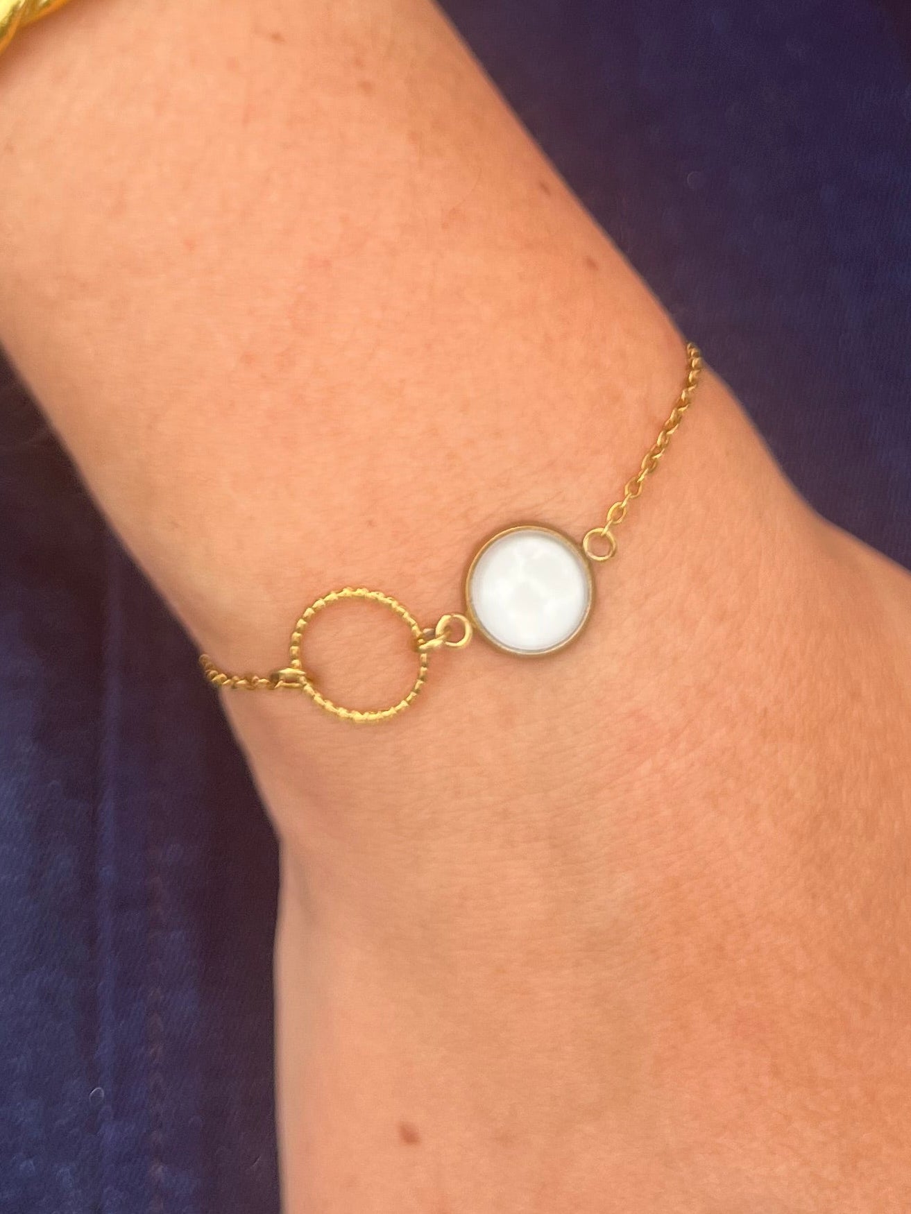 Bracelet fin beige, anneau ciselé, finition dorée ou argentée
