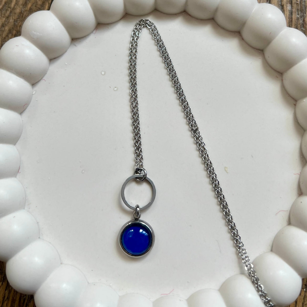 Collier bleu marine classique et délicat