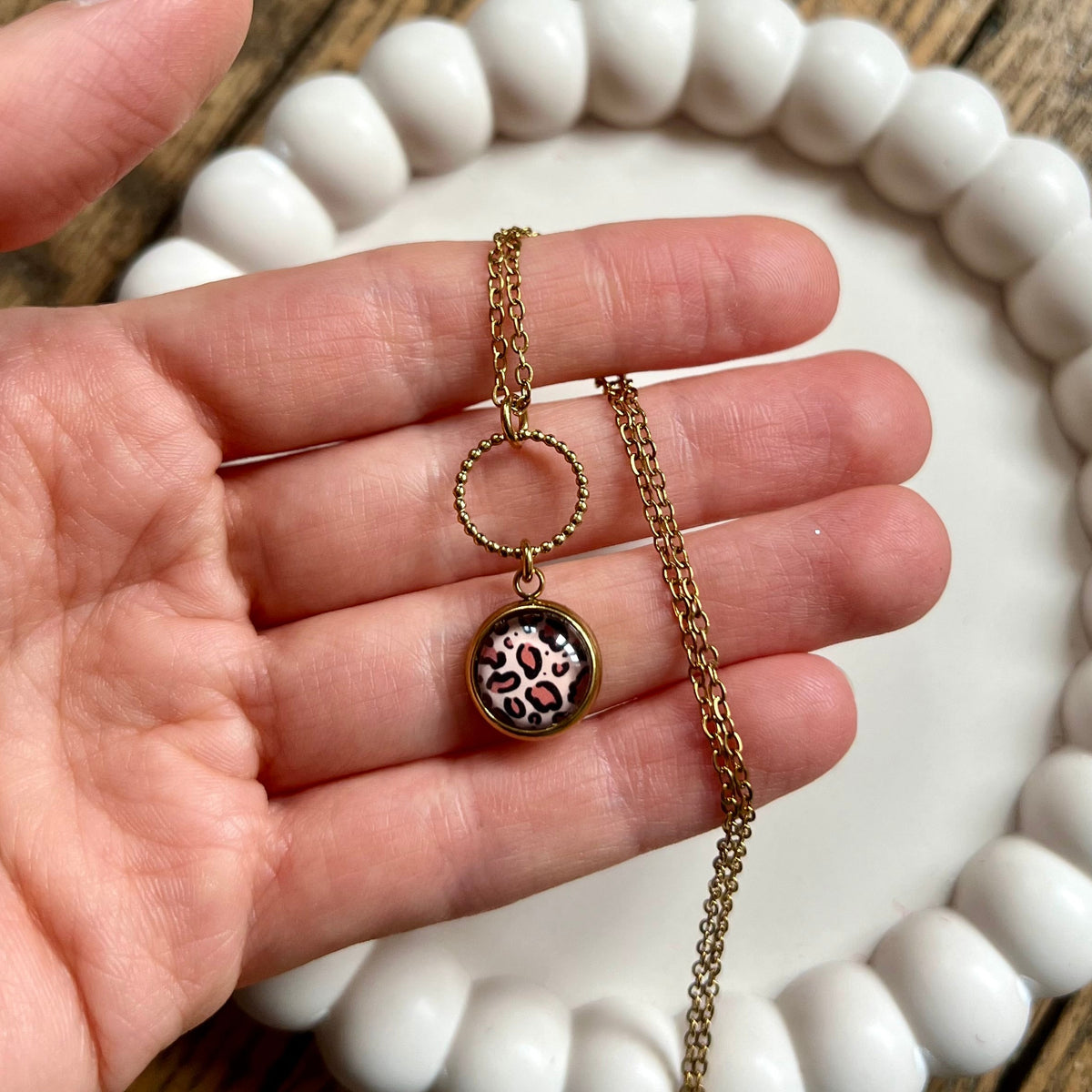Collier fin motif léopard beige