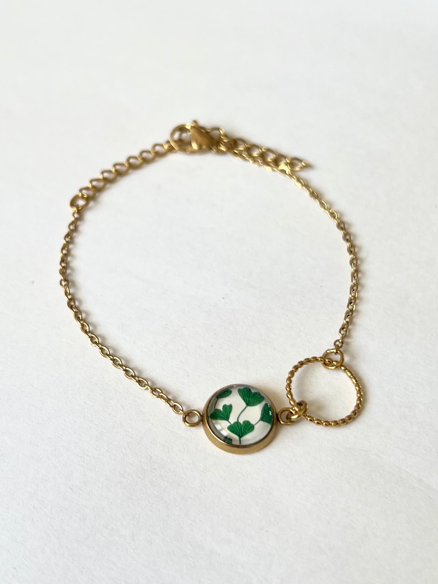 Bracelet fin ginkgo vert, anneau ciselé, finition dorée ou argentée