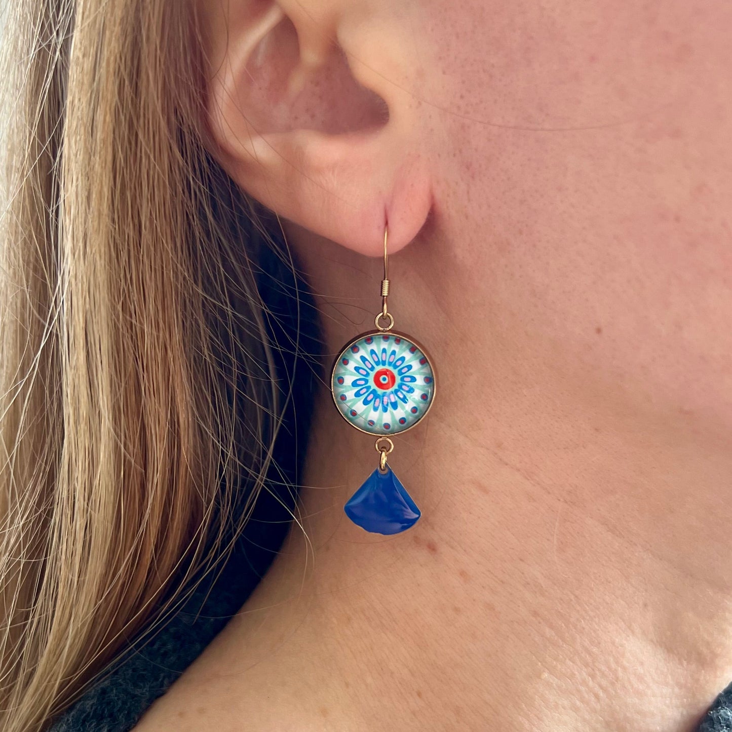 BOUCLES D'OREILLES pendantes mandala bleu, finition dorée ou argentée