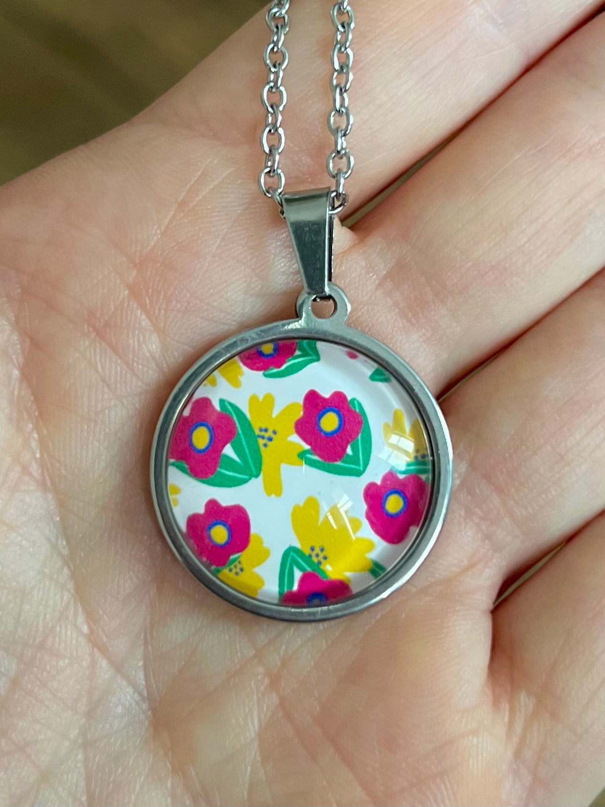 Collier fleurs roses et jaunes sur fond blanc, acier inoxydable doré / argenté