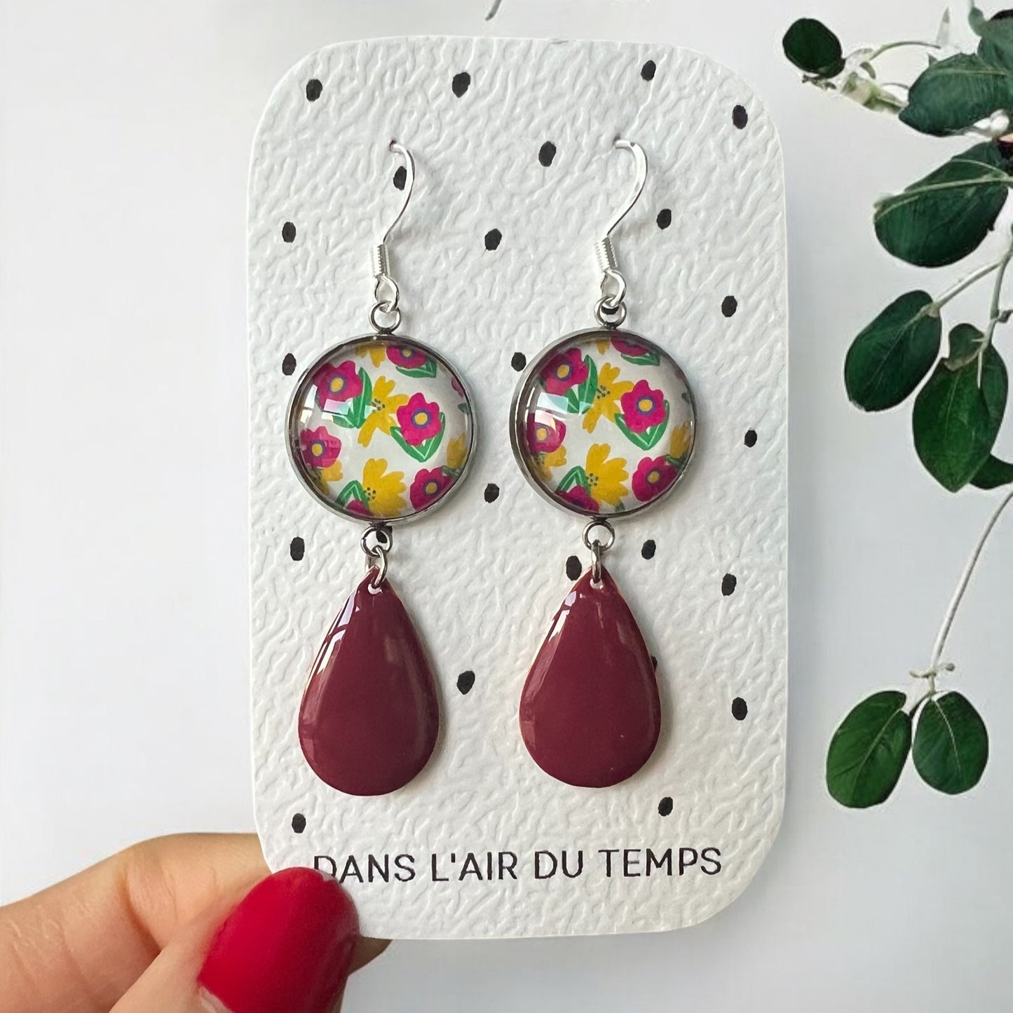 BOUCLES D'OREILLES pendantes fleurs roses et jaunes, émail pourpre, finition dorée ou argentée