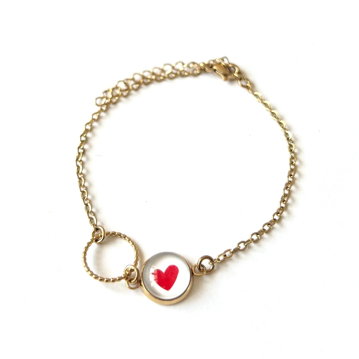 Bracelet fin coeur Rouge, anneau ciselé, finition dorée ou argentée
