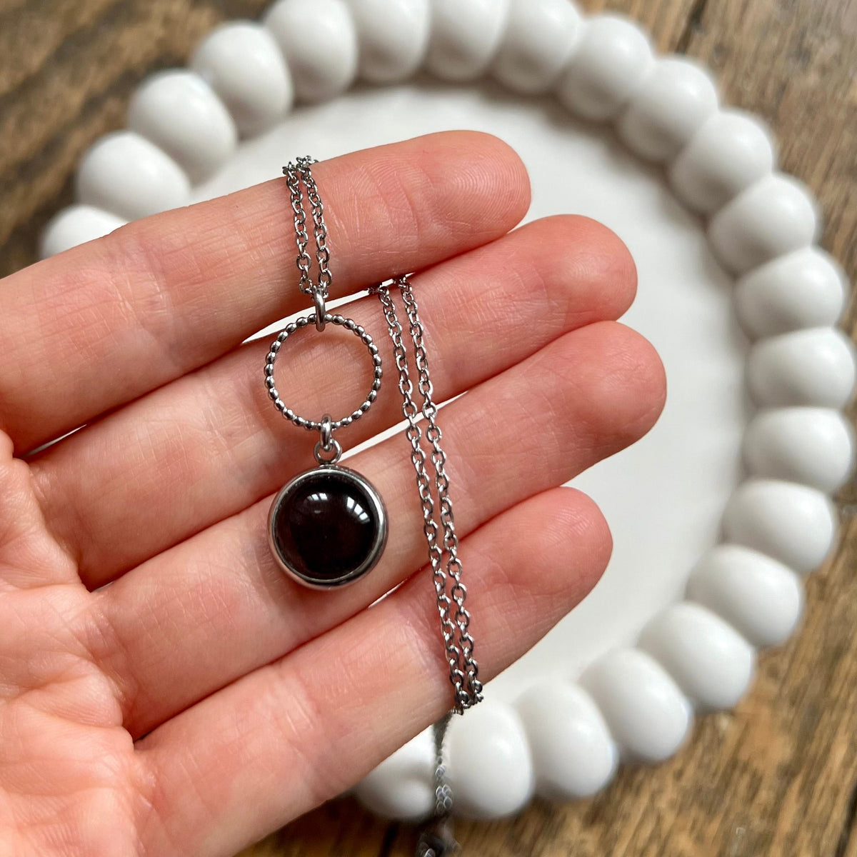 Collier noir chic et intemporel