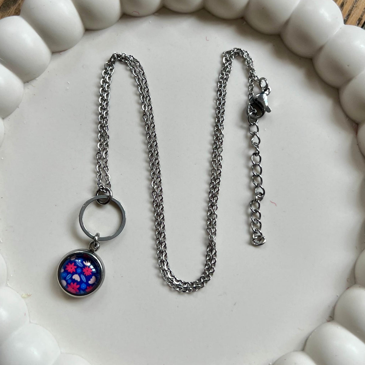 Collier bucolique fleurs rouges est bleues