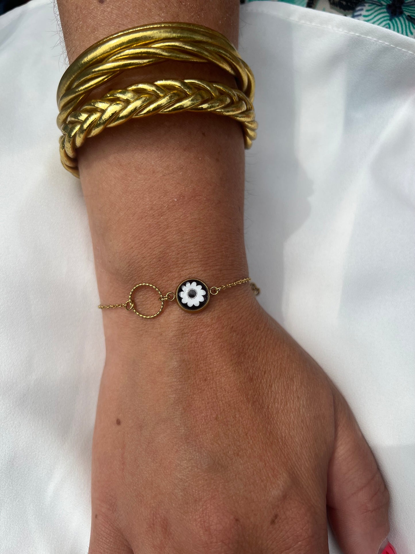 Bracelet fleur noire et blanche, finition dorée ou argentée