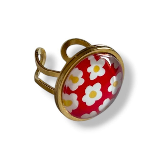 Bague Fleurs Blanches rétro fond rouge