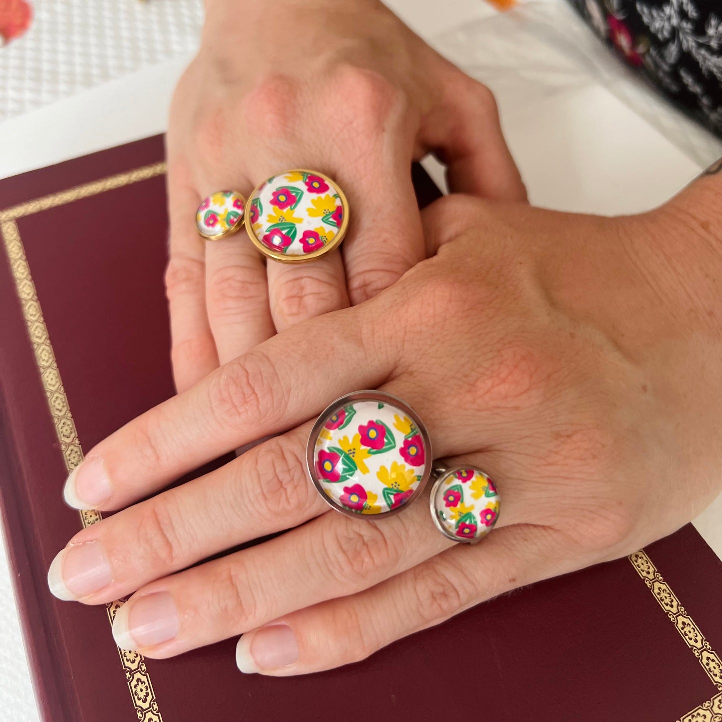 Bague dorée Fleurs roses et jaunes sur fond blanc