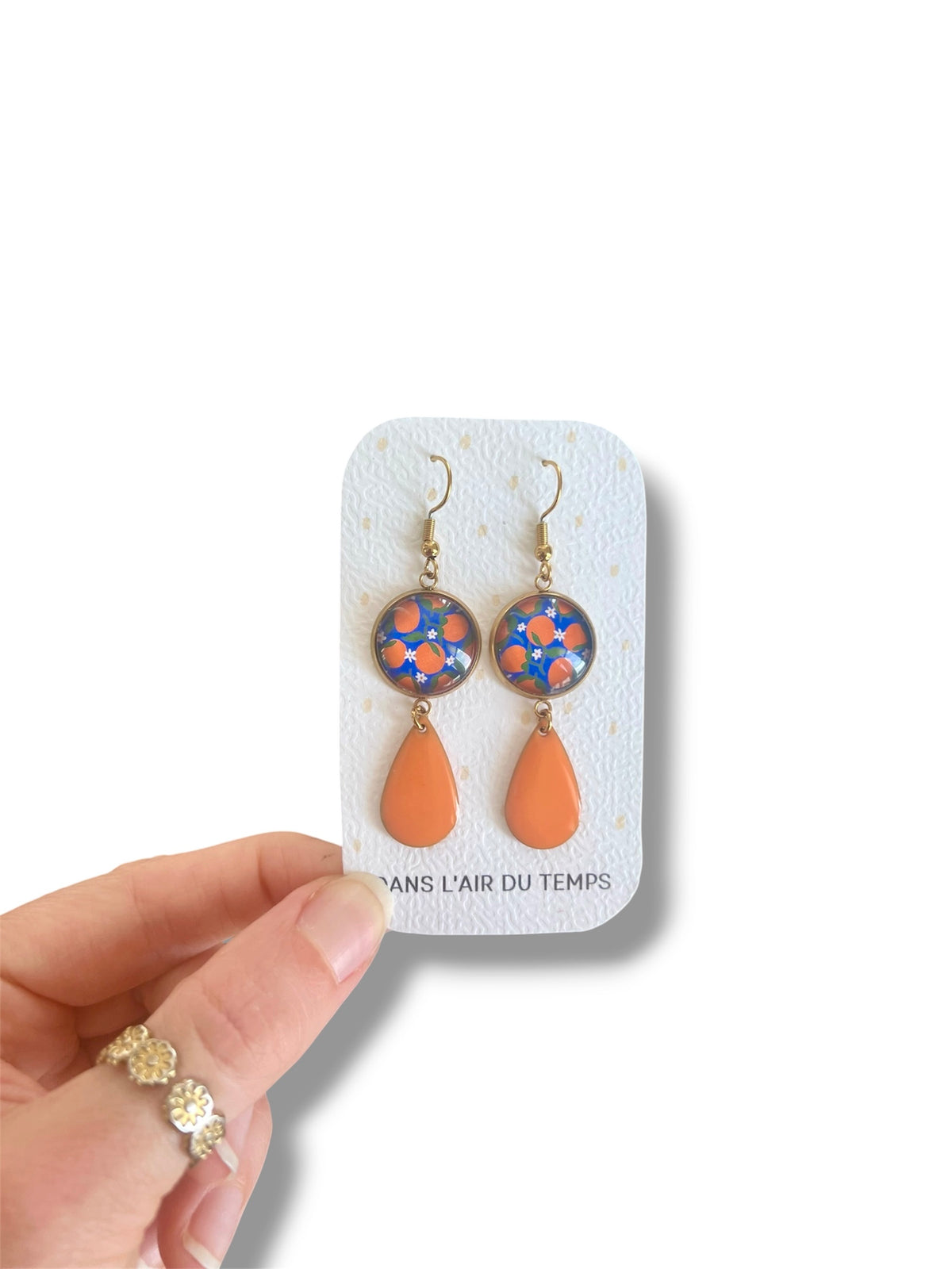 BOUCLES D'OREILLES pendantes oranges sur fond bleu