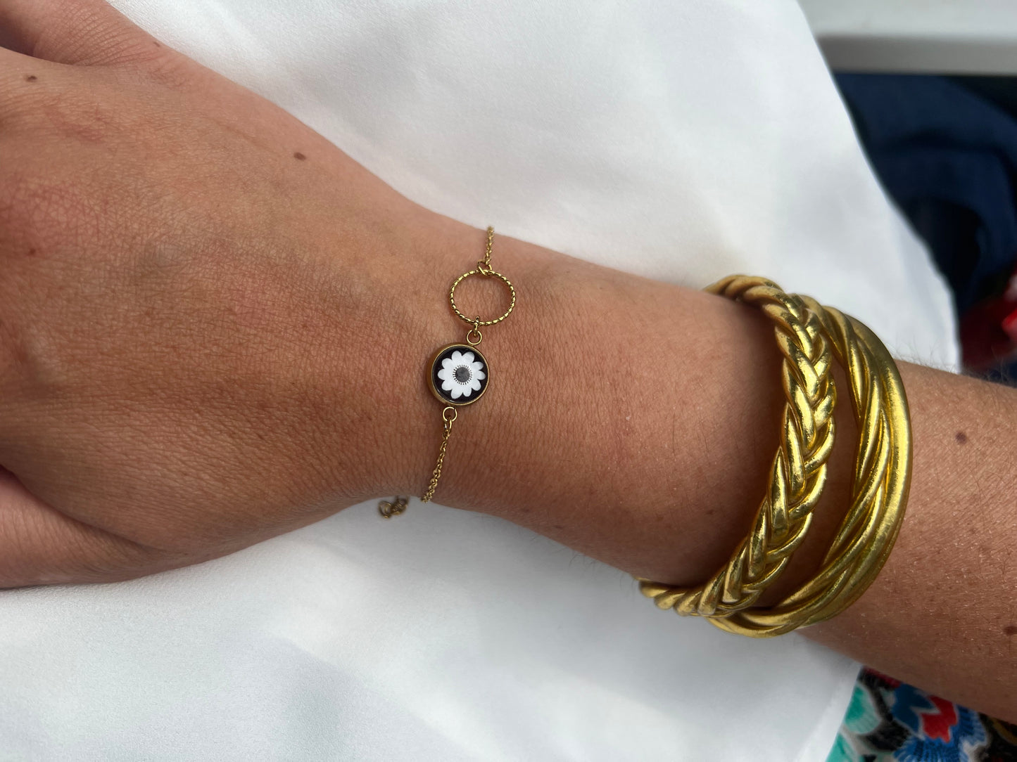 Bracelet fleur noire et blanche, finition dorée ou argentée