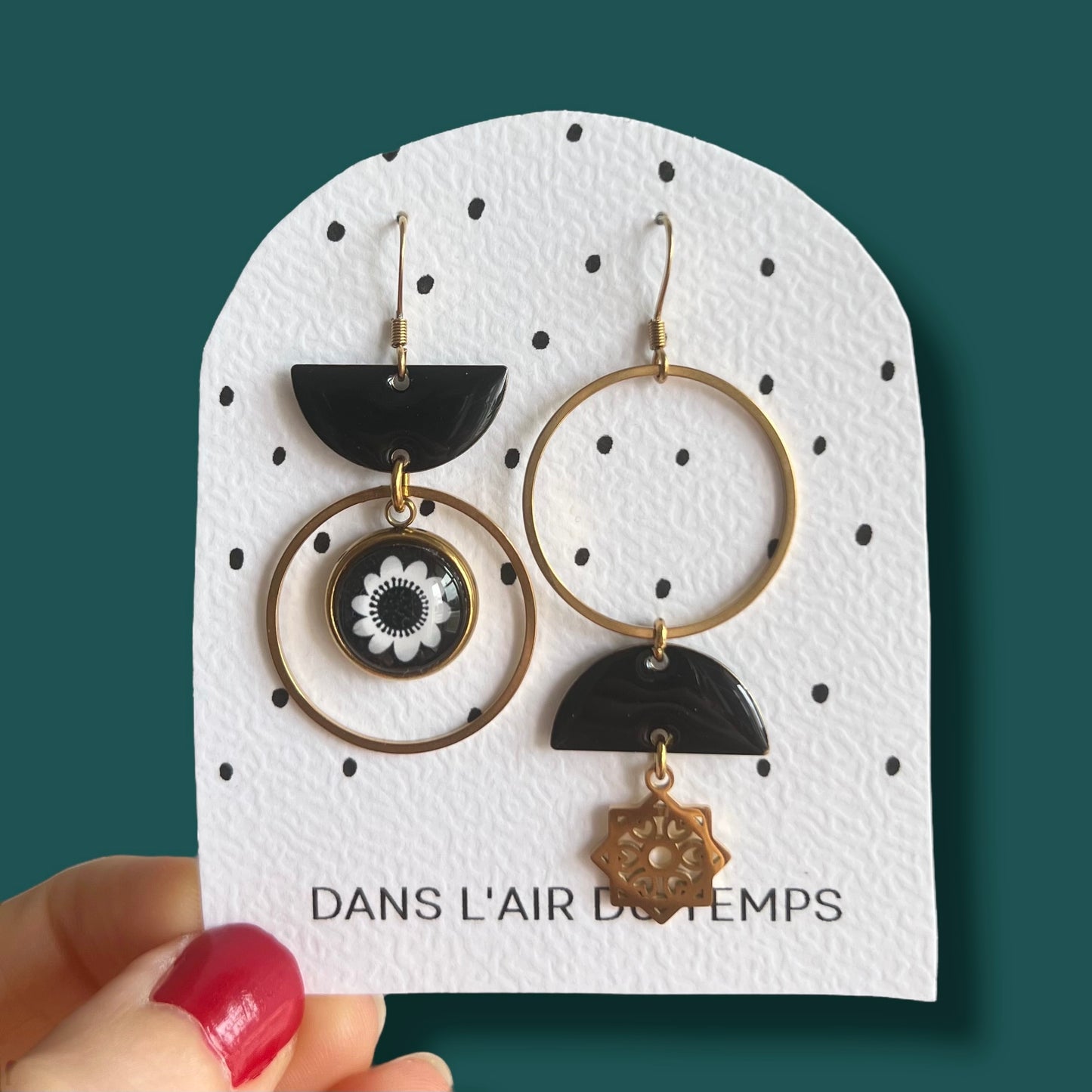 Boucles d'oreilles asymétriques fleur noire et blanche finition dorée