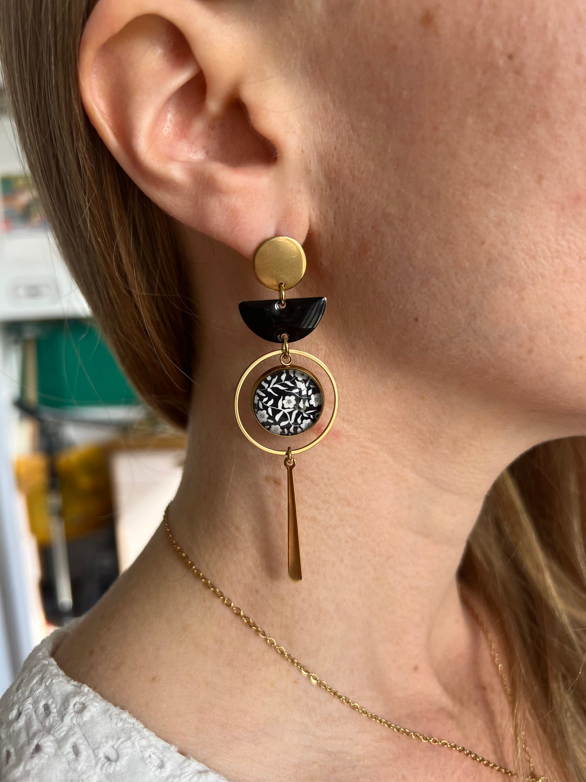 Longues boucles d'oreilles asymétriques fleurs noires et blanches