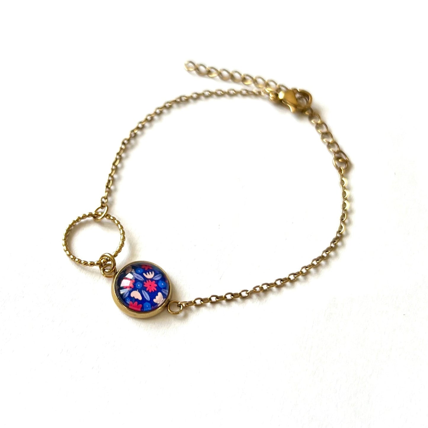Bracelet fin fleurs rouges et bleues, anneau ciselé, finition dorée ou argentée